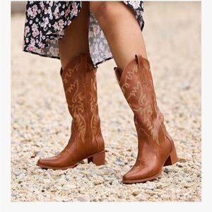 Women’s western cowgirl boots, brown, size 8.5 pointy toe